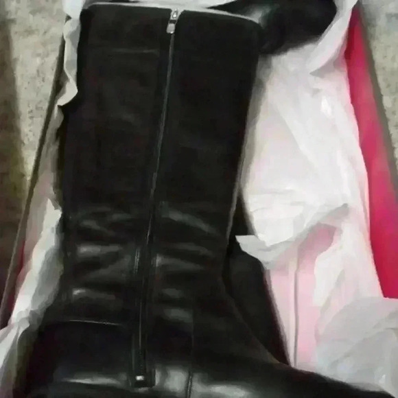 Vince Camuto - Picture 10 of 16